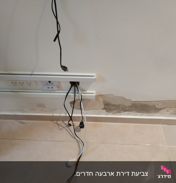 קיר עם קילופי צבע ותשתית חשמל חשופה